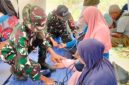 Petugas kesehatan dari TNI memeriksa kesehatan penyintas gempa bumi yang hendak pulang ke rumah, Senin (24/8)
