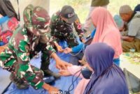 Petugas kesehatan dari TNI memeriksa kesehatan penyintas gempa bumi yang hendak pulang ke rumah, Senin (24/8)
