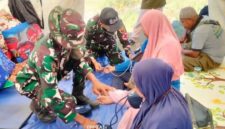 Petugas kesehatan dari TNI memeriksa kesehatan penyintas gempa bumi yang hendak pulang ke rumah, Senin (24/8)