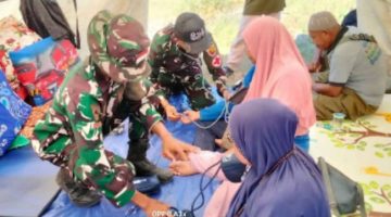 Petugas kesehatan dari TNI memeriksa kesehatan penyintas gempa bumi yang hendak pulang ke rumah, Senin (24/8)