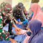 Petugas kesehatan dari TNI memeriksa kesehatan penyintas gempa bumi yang hendak pulang ke rumah, Senin (24/8)