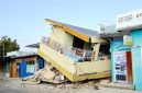 Salah satu rumah warga yang rusak akibat gempa bumi tektonik