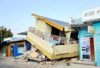 Salah satu rumah warga yang rusak akibat gempa bumi tektonik
