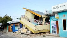 Salah satu rumah warga yang rusak akibat gempa bumi tektonik