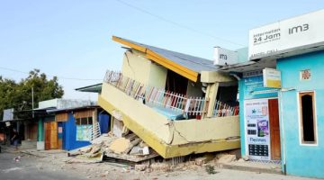 Salah satu rumah warga yang rusak akibat gempa bumi tektonik