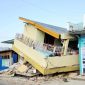 Salah satu rumah warga yang rusak akibat gempa bumi tektonik