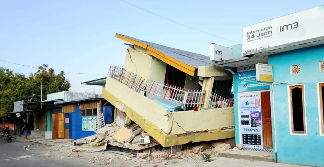 Salah satu rumah warga yang rusak akibat gempa bumi tektonik
