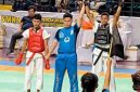 Jello Sadipun (ban hitam) ditunjuk sebagai pemenang pada Final Tarung Bebas Putra Kelas 46,1-49 kg di Kejurnas Tarung Derajat Pelajar BHS Cup III Tahun 2026 yang digelar di GOR CLS Surabaya, Minggu (30/8)