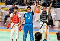 Jello Sadipun (ban hitam) ditunjuk sebagai pemenang pada Final Tarung Bebas Putra Kelas 46,1-49 kg di Kejurnas Tarung Derajat Pelajar BHS Cup III Tahun 2026 yang digelar di GOR CLS Surabaya, Minggu (30/8)