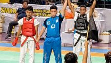 Jello Sadipun (ban hitam) ditunjuk sebagai pemenang pada Final Tarung Bebas Putra Kelas 46,1-49 kg di Kejurnas Tarung Derajat Pelajar BHS Cup III Tahun 2026 yang digelar di GOR CLS Surabaya, Minggu (30/8)
