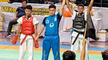 Jello Sadipun (ban hitam) ditunjuk sebagai pemenang pada Final Tarung Bebas Putra Kelas 46,1-49 kg di Kejurnas Tarung Derajat Pelajar BHS Cup III Tahun 2026 yang digelar di GOR CLS Surabaya, Minggu (30/8)