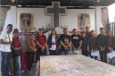 Ketua Yapenthom Ricky Mane Pareira pose bersama sejumlah Kepala Sekolah dan guru di makam Raja Don Thomas, Kamis (30/7)