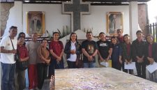 Ketua Yapenthom Ricky Mane Pareira pose bersama sejumlah Kepala Sekolah dan guru di makam Raja Don Thomas, Kamis (30/7)