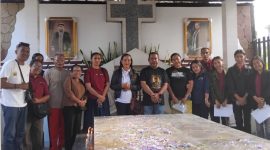 Ketua Yapenthom Ricky Mane Pareira pose bersama sejumlah Kepala Sekolah dan guru di makam Raja Don Thomas, Kamis (30/7)