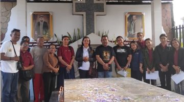 Ketua Yapenthom Ricky Mane Pareira pose bersama sejumlah Kepala Sekolah dan guru di makam Raja Don Thomas, Kamis (30/7)