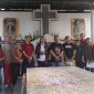 Ketua Yapenthom Ricky Mane Pareira pose bersama sejumlah Kepala Sekolah dan guru di makam Raja Don Thomas, Kamis (30/7)