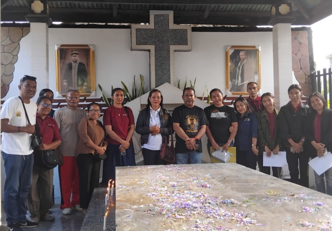 Ketua Yapenthom Ricky Mane Pareira pose bersama sejumlah Kepala Sekolah dan guru di makam Raja Don Thomas, Kamis (30/7)