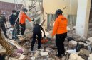 Petugas SAR Gabungan di Maumere evakuasi korban gempa bumi yang tertindih bangunan di Maumere, Sabtu (15/8)