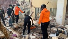 Petugas SAR Gabungan di Maumere evakuasi korban gempa bumi yang tertindih bangunan di Maumere, Sabtu (15/8)