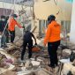 Petugas SAR Gabungan di Maumere evakuasi korban gempa bumi yang tertindih bangunan di Maumere, Sabtu (15/8)