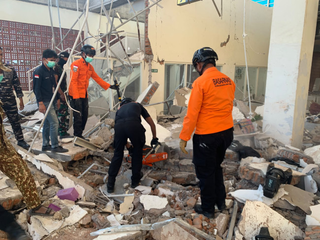 Petugas SAR Gabungan di Maumere evakuasi korban gempa bumi yang tertindih bangunan di Maumere, Sabtu (15/8)