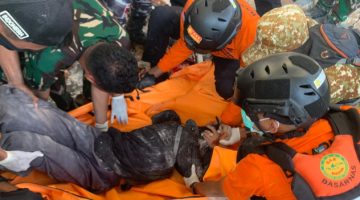 Tim Basarnas Maumere tengah mengevakuasi korban gempa di Maumere, Sabtu (15/8)