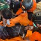 Tim Basarnas Maumere tengah mengevakuasi korban gempa di Maumere, Sabtu (15/8)
