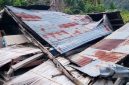 Sebuah rumah di Kecamatan Palue rusak parah akibat diguncang gempa bumi, Sabtu (15/8)