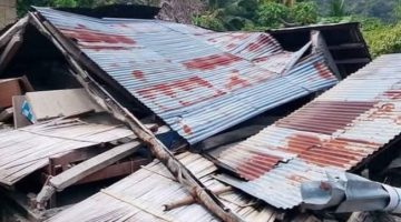 Sebuah rumah di Kecamatan Palue rusak parah akibat diguncang gempa bumi, Sabtu (15/8)