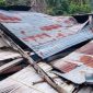 Sebuah rumah di Kecamatan Palue rusak parah akibat diguncang gempa bumi, Sabtu (15/8)