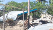 Sebuah rumah di Kecamatan Palue rusak berat dihantam gempa bumi tektonik