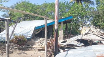 Sebuah rumah di Kecamatan Palue rusak berat dihantam gempa bumi tektonik