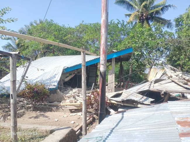 Sebuah rumah di Kecamatan Palue rusak berat dihantam gempa bumi tektonik