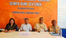 Bupati Sikka Juventus Prima Yoris Kago bersama Wabup Sikka Simon Subandi Supriadi, Ketua Posko Tanggap Darurat Femi Bapa, dan Pelaksana Tugas Kalak BPBD Sikka Petrus Poling Wairmahing. Selasa (18/8)