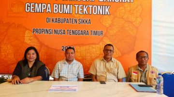 Bupati Sikka Juventus Prima Yoris Kago bersama Wabup Sikka Simon Subandi Supriadi, Ketua Posko Tanggap Darurat Femi Bapa, dan Pelaksana Tugas Kalak BPBD Sikka Petrus Poling Wairmahing. Selasa (18/8)