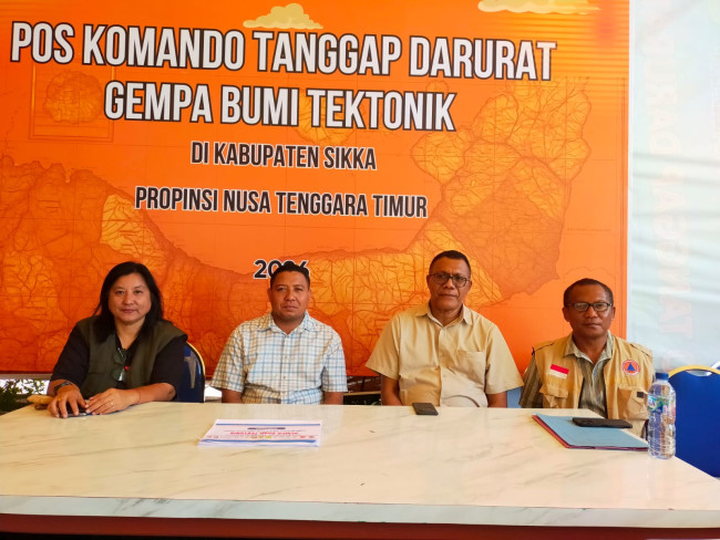 Bupati Sikka Juventus Prima Yoris Kago bersama Wabup Sikka Simon Subandi Supriadi, Ketua Posko Tanggap Darurat Femi Bapa, dan Pelaksana Tugas Kalak BPBD Sikka Petrus Poling Wairmahing. Selasa (18/8)