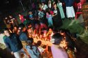 Aksi Seribu Lilin di Paroki Santa Maria dari Gunung Karmel Wolofeo bagi korban gempa bumi, Minggu (23/8)