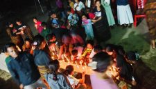 Aksi Seribu Lilin di Paroki Santa Maria dari Gunung Karmel Wolofeo bagi korban gempa bumi, Minggu (23/8)