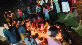 Aksi Seribu Lilin di Paroki Santa Maria dari Gunung Karmel Wolofeo bagi korban gempa bumi, Minggu (23/8)
