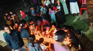 Aksi Seribu Lilin di Paroki Santa Maria dari Gunung Karmel Wolofeo bagi korban gempa bumi, Minggu (23/8)