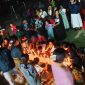 Aksi Seribu Lilin di Paroki Santa Maria dari Gunung Karmel Wolofeo bagi korban gempa bumi, Minggu (23/8)