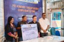 Wali Kota Kupang Christian Widodo memberikan bantuan kepada korban gempa bumi di Kabupaten Sikka, Jumat (28/8)