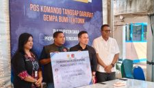 Wali Kota Kupang Christian Widodo memberikan bantuan kepada korban gempa bumi di Kabupaten Sikka, Jumat (28/8)