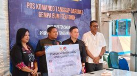 Wali Kota Kupang Christian Widodo memberikan bantuan kepada korban gempa bumi di Kabupaten Sikka, Jumat (28/8)