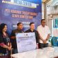 Wali Kota Kupang Christian Widodo memberikan bantuan kepada korban gempa bumi di Kabupaten Sikka, Jumat (28/8)