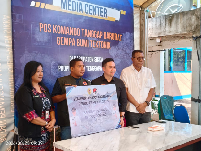 Wali Kota Kupang Christian Widodo memberikan bantuan kepada korban gempa bumi di Kabupaten Sikka, Jumat (28/8)