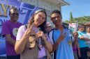 Pimpinan Cabang BNI Maumere Elisabeth Donna Margareth Sine pose bersama siswa SMKS Yohanes 23 yang mendapatkan undian 1 unit HP, Sabtu (1/8)