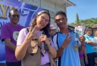 Pimpinan Cabang BNI Maumere Elisabeth Donna Margareth Sine pose bersama siswa SMKS Yohanes 23 yang mendapatkan undian 1 unit HP, Sabtu (1/8)