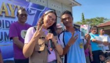 Pimpinan Cabang BNI Maumere Elisabeth Donna Margareth Sine pose bersama siswa SMKS Yohanes 23 yang mendapatkan undian 1 unit HP, Sabtu (1/8)