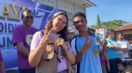 Pimpinan Cabang BNI Maumere Elisabeth Donna Margareth Sine pose bersama siswa SMKS Yohanes 23 yang mendapatkan undian 1 unit HP, Sabtu (1/8)